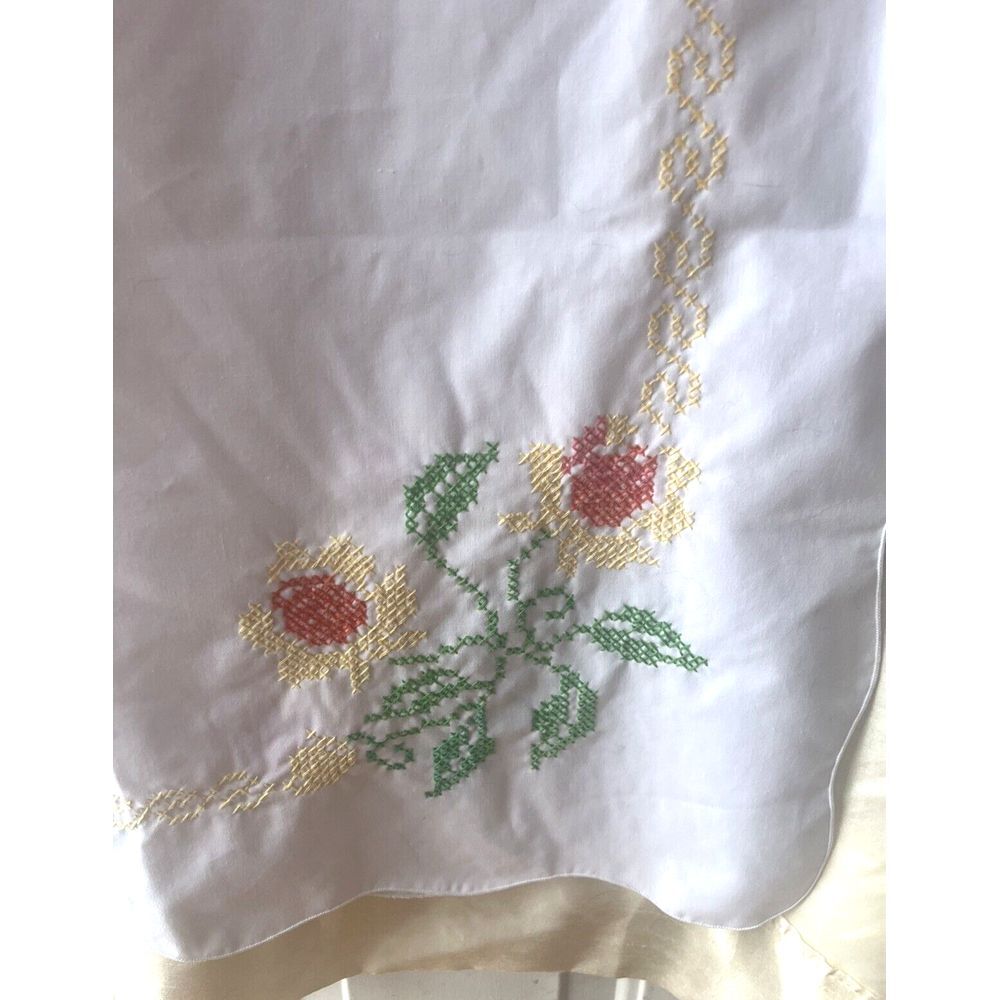 VTG HAND EMBROIDERED‎ FLORAL CROSS STITCH TABLECLOTH SCALLOPED EDGES 48X24 IN